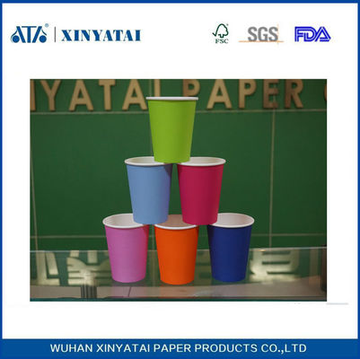 China Einweg-einzelne Wand Heißes Getränk Papierbecher / Individuell bedruckte Papierkaffeetassen 7,5 Unzen fournisseur