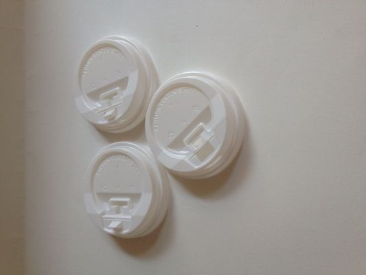 China 4 Gramm Round Weiß oder Schwarz Auslauf PET Kunststoffdeckel für Einweg-Papierkaffeetassen fournisseur