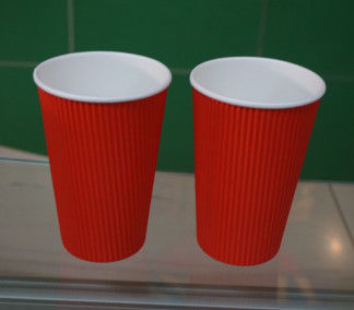 China Rote Kräuselungs-Papierschalen PET gestrichenen Papiers isolierten Kaffeetassen mit Deckeln 500ml fournisseur