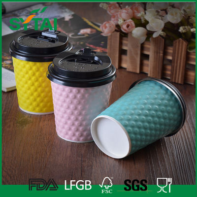 China Kreative Prägungslogo-Kräuselungs-Papierschalen, die heißen besonders angefertigten Wegwerfkaffeetassen entwerfen fournisseur
