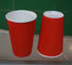 Rote Kräuselungs-Papierschalen PET gestrichenen Papiers isolierten Kaffeetassen mit Deckeln 500ml fournisseur